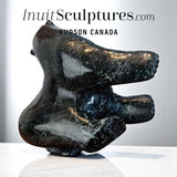 Ours dansant à dos arqué SIGNATURE 10" par Nuna Parr *Opale noire* À PORTÉE DE MAIN$$