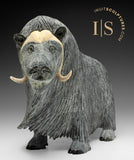 12" SIGNATURE Muskox par Lucassie Ikkidluak *Imaginez tous les gens*