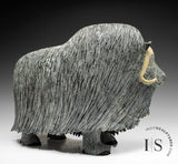 12" SIGNATURE Muskox par Lucassie Ikkidluak *Imaginez tous les gens*