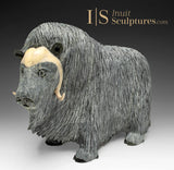 12" SIGNATURE Muskox par Lucassie Ikkidluak *Imaginez tous les gens*