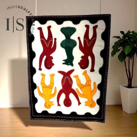 Tapisserie en feutre inuit 53"x 40" par Irene Avaalaaqiaq *Busy Spirits*
