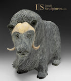 12" SIGNATURE Muskox par Lucassie Ikkidluak *Imaginez tous les gens*