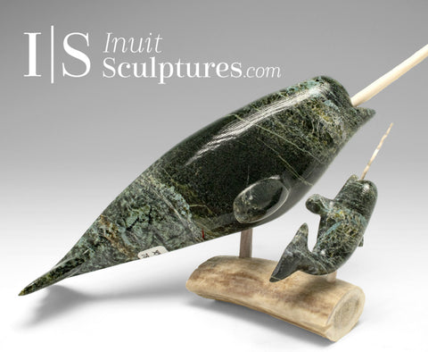 Mère et veau de narvals de 13 po par Isaaci Oqutaq *Paire liée*