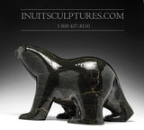 Ours ambulant noir frappant de 16 po par Ashevak Adla