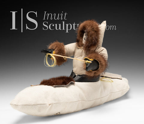 Art textile Inuk de 16 po en kayak par Dianne K. *Afloat*