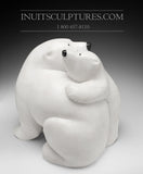 14" Mère ours serrant son petit par Manasie Akpaliapik de renommée mondiale