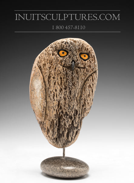 Transformation de hibou Shaaman de 7 pouces en os de baleine à fanons par Manasie Akpaliapik de renommée mondiale