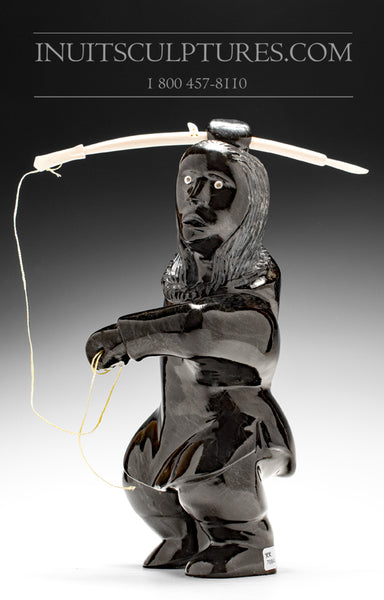 Chasseur avec harpon 15" par Mathewsie Ashevak