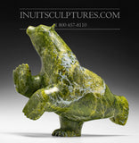 Ours dansant vert 17" par Ashevak Adla