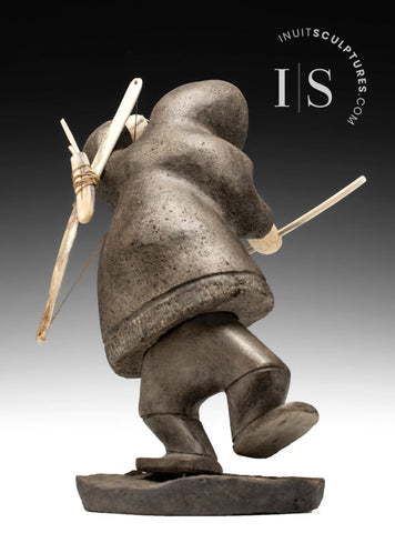 Chasseur 12" avec arc par Moses Kamookak Gjoa Haven *Droit comme une flèche*