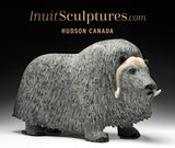 Bœuf musqué SIGNATURE 19" par Lucassie Ikkidluak *Protecteur du troupeau*