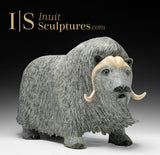 Bœuf musqué SIGNATURE 19" par Lucassie Ikkidluak *Protecteur du troupeau*