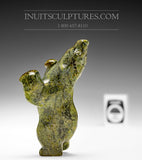 Ours dansant vert 3" par Markoosie Papigatook