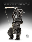 Chasseur avec harpon 15" par Mathewsie Ashevak