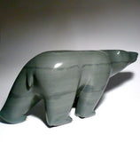 Ours ambulant de 12 po avec griffes et yeux incrustés par Jimmy Iqaluq