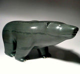 Ours ambulant de 12 po avec griffes et yeux incrustés par Jimmy Iqaluq