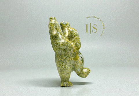 Ours dansant de 35,5 cm (14 pouces) par Ottokie Samayualie *Appleton*