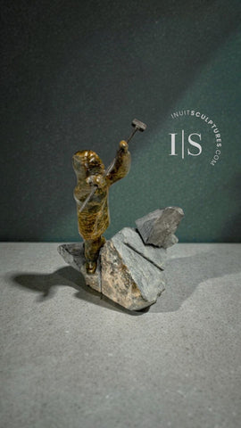 Sculpture vintage de 18 cm représentant un esquimau à la carrière, par feu Kellipalik Qimirpik *Amour de l'art*