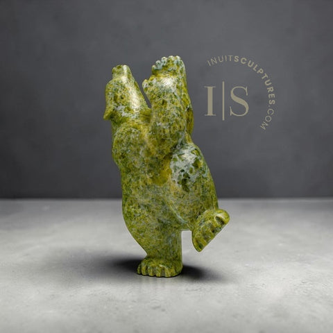 Ours dansant de 35,5 cm (14 pouces) par Ottokie Samayualie *Appleton*