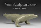 OURS dansant et marchant VINTAGE de 5 po par Henry Evaluardjuk *Walkabout*