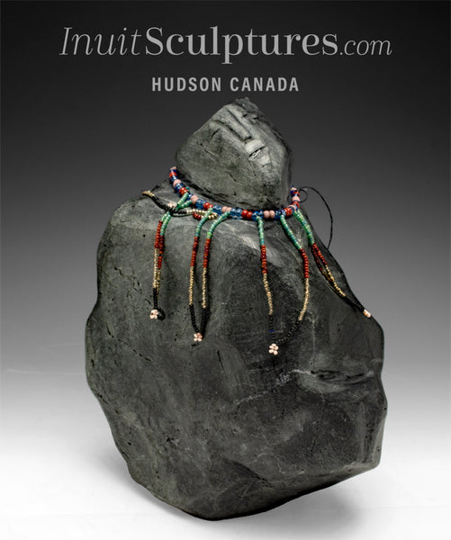Femme Inuk vintage de 25 cm avec collier de perles par Mary Tutsiutok *Gloria*