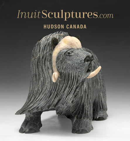 Muskox SIGNATURE 7" par Lucassie Ikkidluak *Les jours caniculaires de l'été* À PORTÉE DE MAIN$$