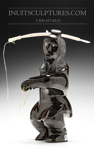 Chasseur avec harpon 15" par Mathewsie Ashevak
