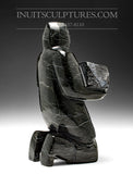 Sculpteur 9" portant de la stéatite par Pits Qimirpik