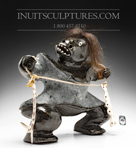 Chasseur d'esprit chamanique 16" par Uriash Puqiqnak