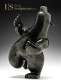 Ours dansant 18" par Adamie Qaumagiaq *Kicking Back*