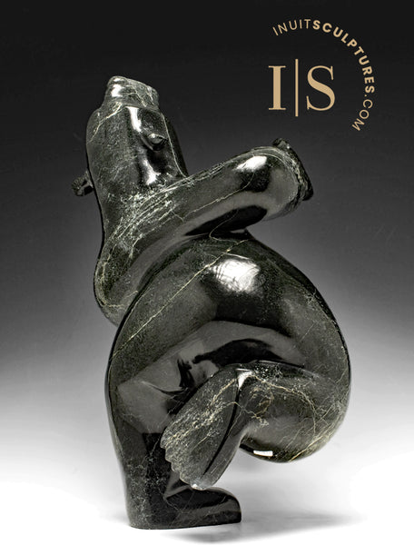 Ours dansant 18" par Adamie Qaumagiaq *Kicking Back*