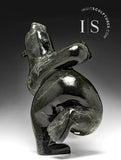 Ours dansant 18" par Adamie Qaumagiaq *Kicking Back*