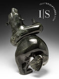 Ours dansant 18" par Adamie Qaumagiaq *Kicking Back*