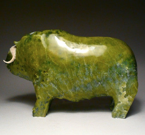Bœuf musqué vert pomme 9,5" par Joamie Aipeelee