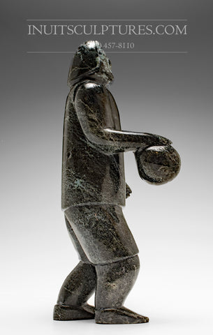 Joueur de basketball inuit (Arctic Ball) de 11 po par Pits Qimirpik