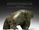 Ours marcheur sombre de 17 po par Mosessie Kilabuk